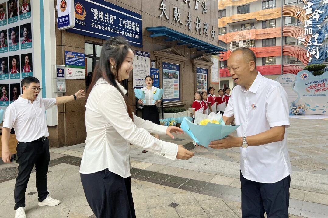 仪式感拉满！今天，艺校这样向老师“花式”表白