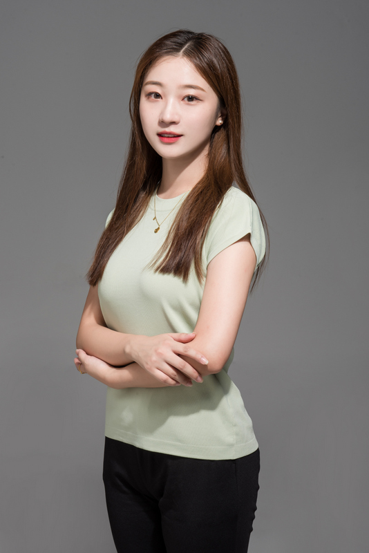 张周 美术教师