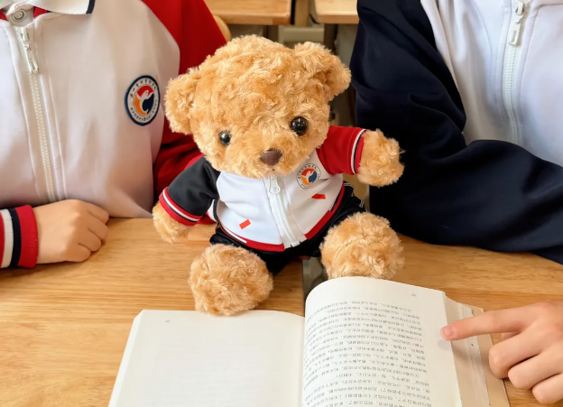 “艺校文创天团”首发！快来认领你的“校服熊”